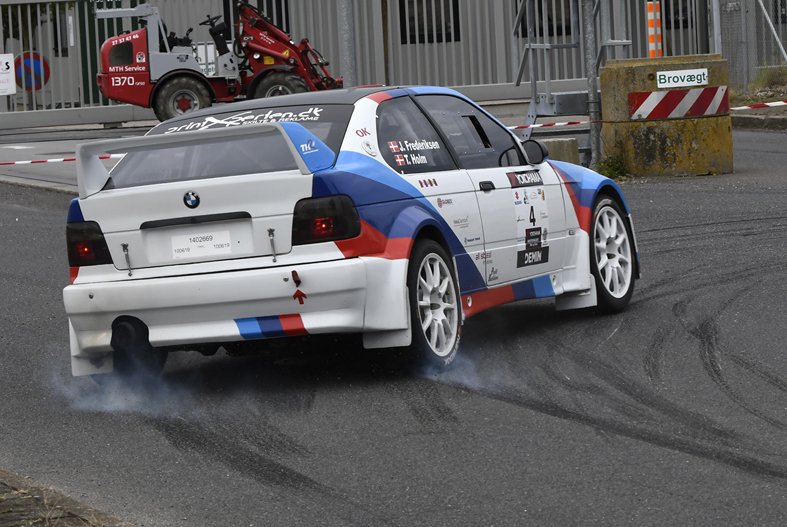 48 biler var til start på den 9,6 kilometer lange og udfordrende ”Skælskør Ringen“. 17 biler udgik undervejs. Her runder John Frederiksen og Thomas Holm Hansen et af de skarpe hjørner.
(Foto: MD - specialpress@gmail.com)